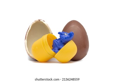 The Kinder Surprise product consists of a chocolate egg, with an inner layer of white chocolate, which contains a plastic capsule with a surprise.