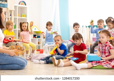 Kindergartenkinder spielen verschiedene musikalische Spielzeuge. Frühe musikalische Ausbildung in Tagesstätte