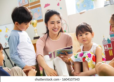 Kindergarten teacher tells the children stories