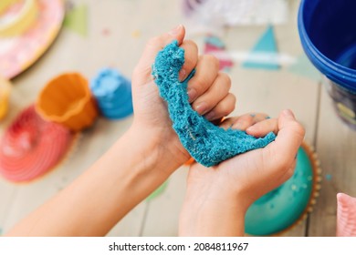 kinetischer Sand. Kinder spielen mit mehrfarbigem Polymersand.