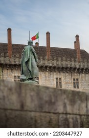 King Afonso Henriques Statue (Afonso I Of Portugal) And Portuguese Flag, Sculpted By Soares Dos Reis In 1887 - Guimaraes, Portugal