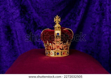King Edwards Crown to be used by King Charles III for his Coronation sits on a purple pillow with a purple background.  Foto stock © 