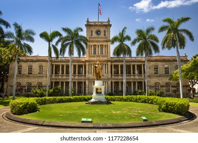 King Kamehameha statue in front of Aliiolani Hale (Hawaii State Supreme Court), Honolulu, Oahu, Hawaii, USA