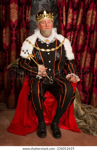 チューダーの服を着た王様が王座に座り 王子を抱き の写真素材 今すぐ編集