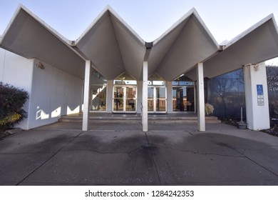 Kingfisher County Courthouse In Oklahoma An Example Of Mid Century Modern Architecture 