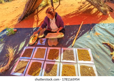 Kings Creek, Northern Territory, Australia - Aug 21,2019: Australian Aboriginal Woman Showing The Traditional Bush Seeds Used For Food And Agriculture. Karrke Aboriginal Cultural Experience Tour