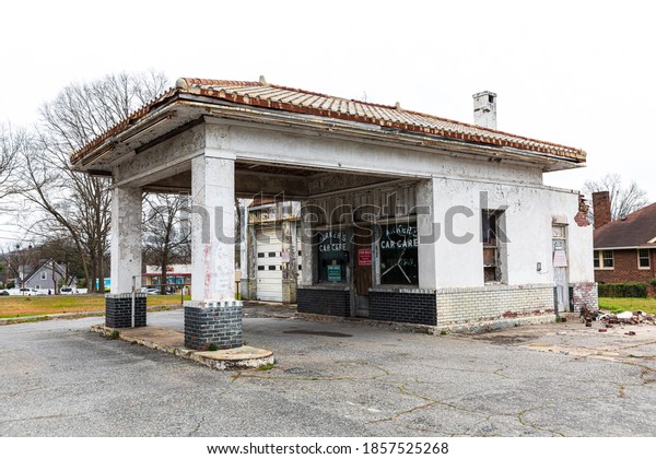 KINGS MTN, NC, USA-4 MARCH 2020:\
An abandoned old-style gas station building, last called Parker\'s\
Car Care, on a main street, with a for sale sign in\
window.