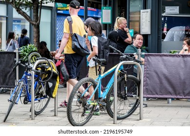 Kingston-Upon-Thames, London, UK, August 29 2022, People Walking Past A Restaurant Outside Seating Area With Parked Bicycles On Pavement