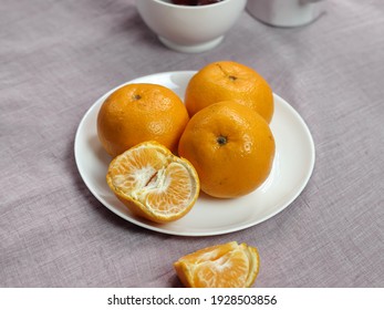 Kino Orange Fruits is a fruit that comes from Pakistan with a shape similar to mandarin oranges. Selective focus, served on white ceramic plate