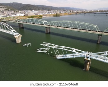Río Kinokawa, Musota, Wakayama, Japón - Octubre, 2021: Drone aéreo Fotografía del puente de tubería de agua Musota (fracturado debido a la corrosión), que provocó la interrupción del suministro de agua.