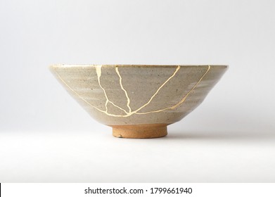 Kintsugi-Schüssel. Gold Risse Restauration auf alte japanische Keramik restauriert mit der antiken Restaurierungstechnik.Die einzigartige Schönheit der Unvollkommenheiten. 