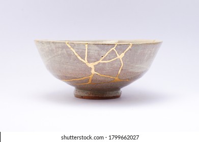 japanese vase gold cracks