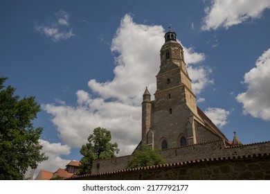 Kirche St. Georg an der historischen Stadtmauer von Amberg in der Oberpfalz, Bayern, Sonne, blauer Himmel - Shutterstock ID 2177792177