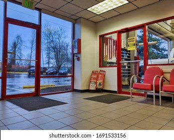 Kirkland, WA / USA - Circa January 2020: View Of The Waiting Area Inside A Discount Tire Shop With A Window Into The Maintenance Area