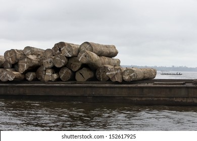 KISANGANI, DEMOCRATIC REPUBLIC OF THE CONGO, MAY 2009: Giant logs are charged on a boat to be transported on the Congo river.