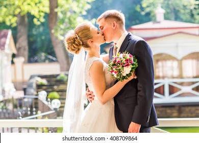 Kiss The Bride And Groom