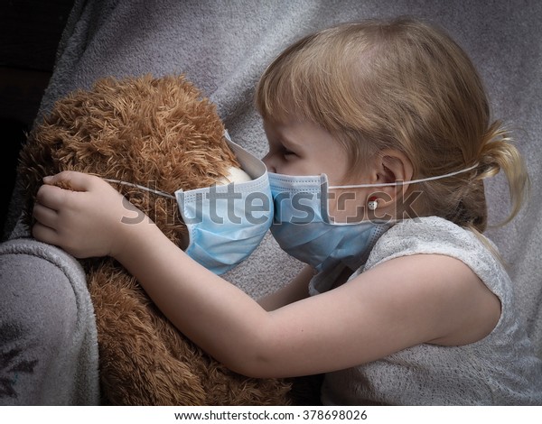 マスクにキスしろ 小さな子供がテディベアにキスをする おもちゃと子供が面をかぶっている の写真素材 今すぐ編集