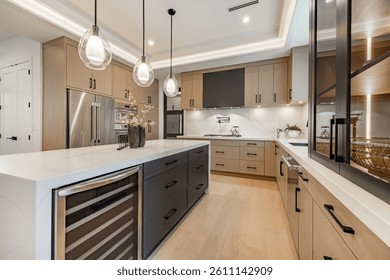 Interior de la cocina con gabinetes oscuros Grande cocina con mármol blanco y taburetes de bar Piso de madera dura de cuero negro colgante que enciende la ventana que cubre la casa familiar moderna espaciosa de la nueva construcción