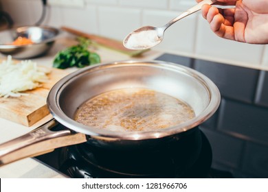 Kitchen Life Hacking - How To Clean The Pan From Carbon Deposits - A Spoonful Of Baking Soda In Boiling Water