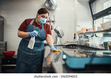 Küchenpersonal, das für die Reinigung und Entschlackung hochberührter Oberflächen verantwortlich ist