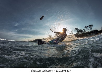 Kiteboarding Action Fotos von Menschen unter Wellen schnell geht