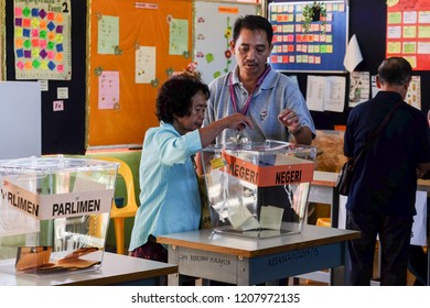 Kiulu Sabah Malaysia - May 9, 2018 : Malaysian Senior Citizen Casts A Vote During 14th Malaysia General Election In Kiulu Sabah Malaysia.