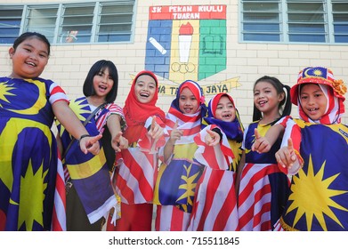 Kiulu Sabah Malaysia - Sep 15, 2017 : Primary School Student, Wearing A Costume With Malaysian Flag Pattern Posing For Picture Before Making A Performance During Malaysian Day Celebration In Kiulu.