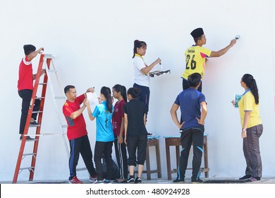 Kiulu Sabah Malaysia - Sep 5, 2016 : A Group Of School Student Painting A Wall At Kiulu Sabah. Outdoor Activity And Community Services Is A Part Of School Curriculum In Malaysia.
