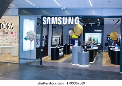 Kiyv, Ukraine - August 9, 2020: Exterior View Of Samsung Shop At Kiyv, Ukraine On August 9, 2020. It Is A South Korean Multinational Conglomerate Company Headquartered In Samsung Town, Seoul.