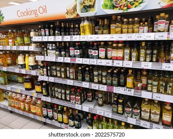 Klang, Malaysia - 27 July 2021 : Assorted A Bottle's Of Branded Cooking Oils Display For Sell On The Supermarket Aisle With Selective Focus.