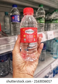 Klang, Malaysia - 29 May 2022 : Hand Hold A Plastic Bottle Of SPRITZER Mineral Water For Sell In The Supermarket With Selective Focus.