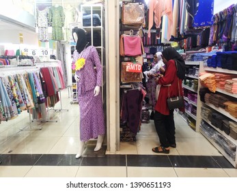 Klang, Malaysia - 4th May 2019: Woman Choose The Dress For Hari Raya Preparation