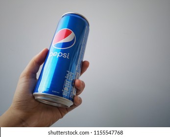 3,537 Hand holding soda can Images, Stock Photos & Vectors | Shutterstock