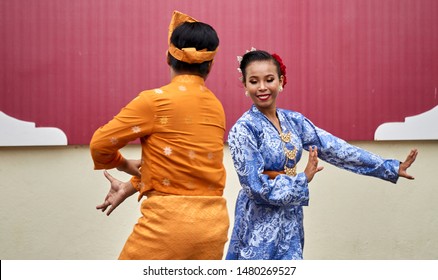  KLANG, SELANGOR / MALAYSIA - AUGUST 16, 2019: A couple wearing Malay traditional outfit performing joget Selangor                              