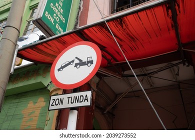 Klang Selangor,Malaysia - September 10, 2021 - Selective Focus Of Tow Sign Showing In Malay Language