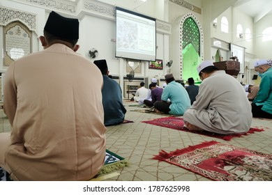 Jamaah prayer Images, Stock Photos & Vectors  Shutterstock