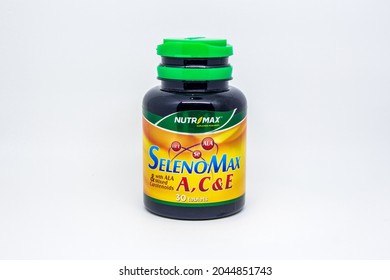 Klaten, Indonesia - 20 September 2021: Nutrimax Selenomax A, C  E With ALA  Mixed Carotenoids Contains Various Combinations Of Antioxidants That Provide Comprehensive Protection For The Body