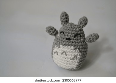 Klaten  18 de mayo de 2023  Crochet muñeca de toro hecha mano parado en fondo blanco  Juguete relleno hecho de hilo de algodón con técnica de crochet  El Totoro es un famoso personaje japonés 