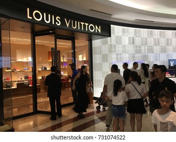 KLCC, Kuala Lumpur, Malaysia, 23rd September 2017 - Louis Vuitton Or LV Is A Fashion House And Luxury Retail Company Such  As Shoes, Watches, Jewerly And Many More