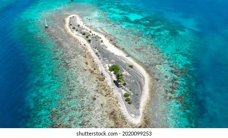 Kleine Insel Am Pass In Einem Tuamoto Im Pazifik. Mit Einer Drone Aufgenommen.