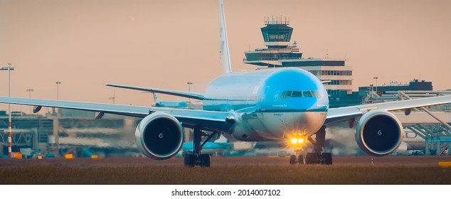 KLM is taxiing with lights on