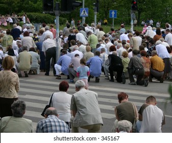 kneeling crowd