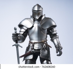 Рыцарь с мечом и щитом