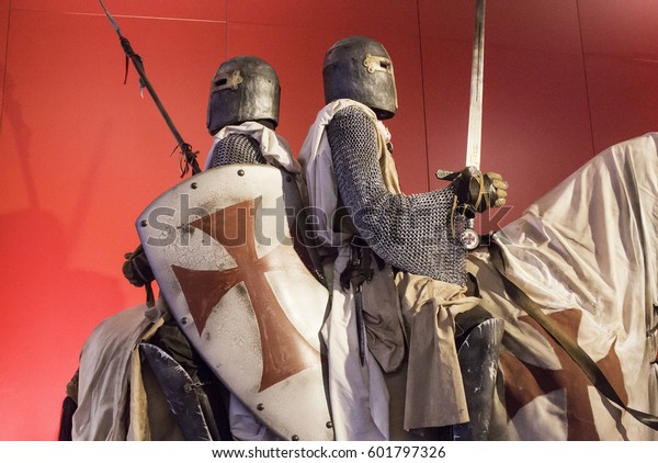 Рыцари тамплиеров с доспехами на лошади, истории и войны