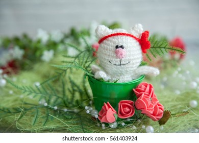 Knitted White Cat Flowers Toy Gift