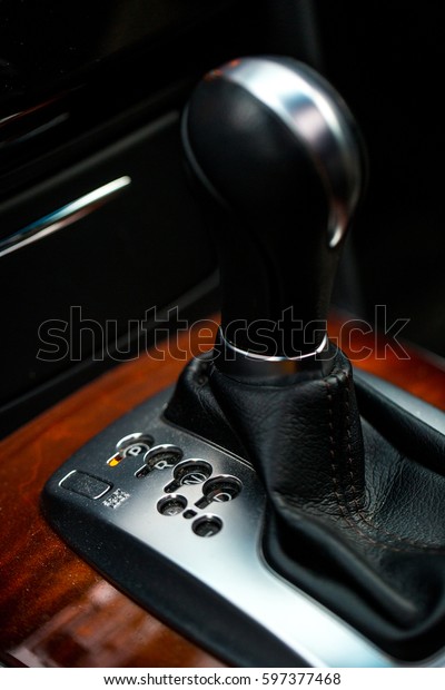 knob automatic gear shift\
in the car