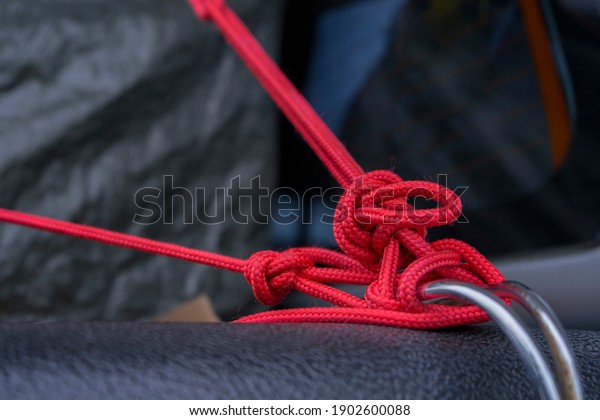 Knot red rope on the\
truck.