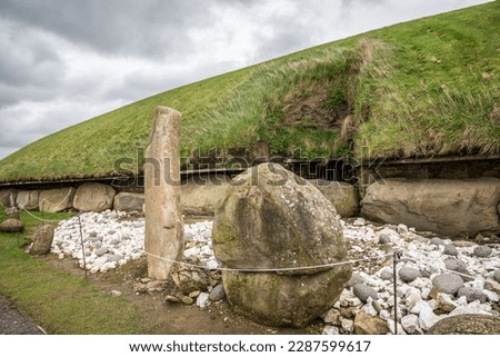 Knowth, Ireland. Archaeological site in eastern Ireland. Traces of human presence from prehistoric times to the Middle Ages. Neolithic gallery tombs from the 3rd millennium BC.