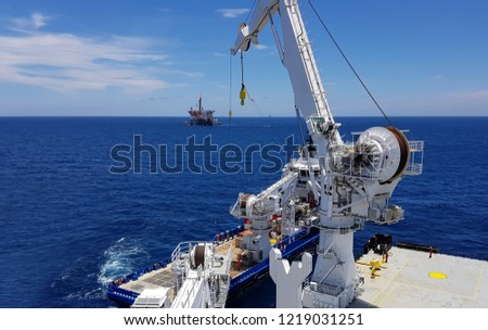 Knuckle jib crane type for heavy 250 tonnes lifting mount aboard offshore vessel