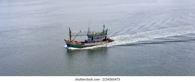 Ko Lanta, Ko Lanta District, Krabi 81150, Thailand  September 28th 2021 Overhead View Of A Thai Fishing Boat Travelling Forward, Leaving A Wake Behind